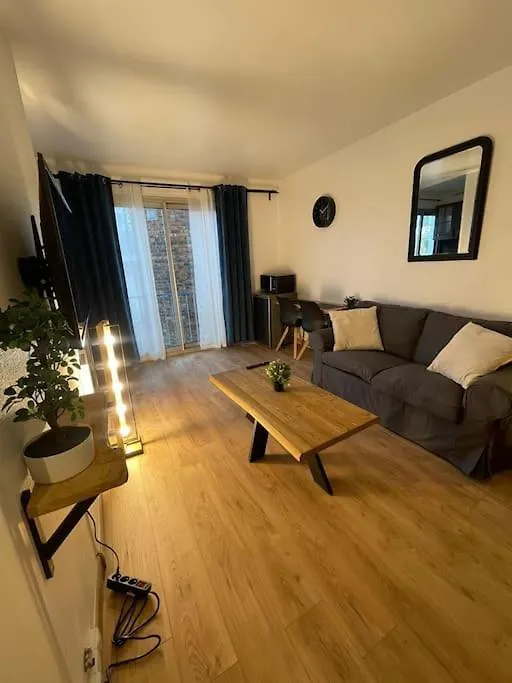 Studio Moderne A Antony 0*,  France